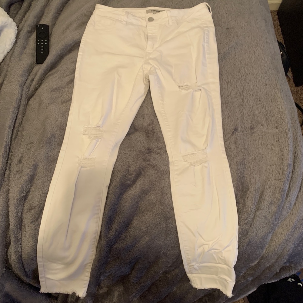 White distressed jeans